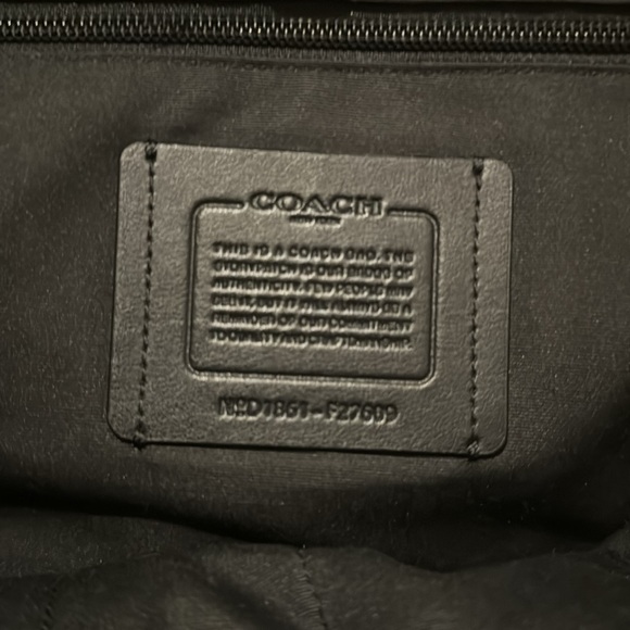 I’m trying to selling this bag because I don’t ever use it and I need some cash - Picture 9 of 9